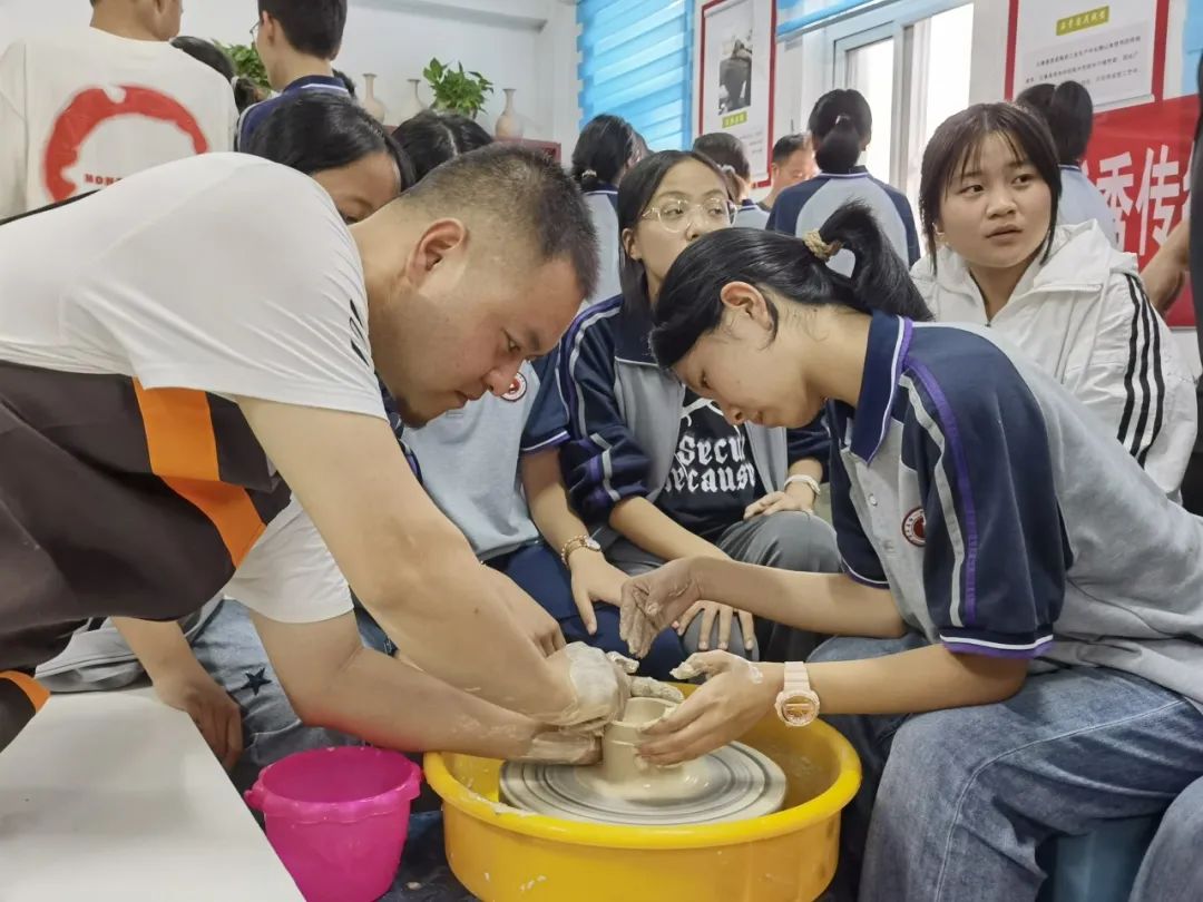 宝丰县汝瓷烧制技艺公益课堂之陶艺体验进校园活动走进县一高-汝窑快讯-宝丰汝窑网 Strategies For Enhancing Your Work-Life Balance